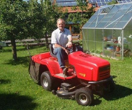 Im Garten bin ich für den Rasen zuständig und deshalb habe ich mir einen kleinen Helfer organisiert.